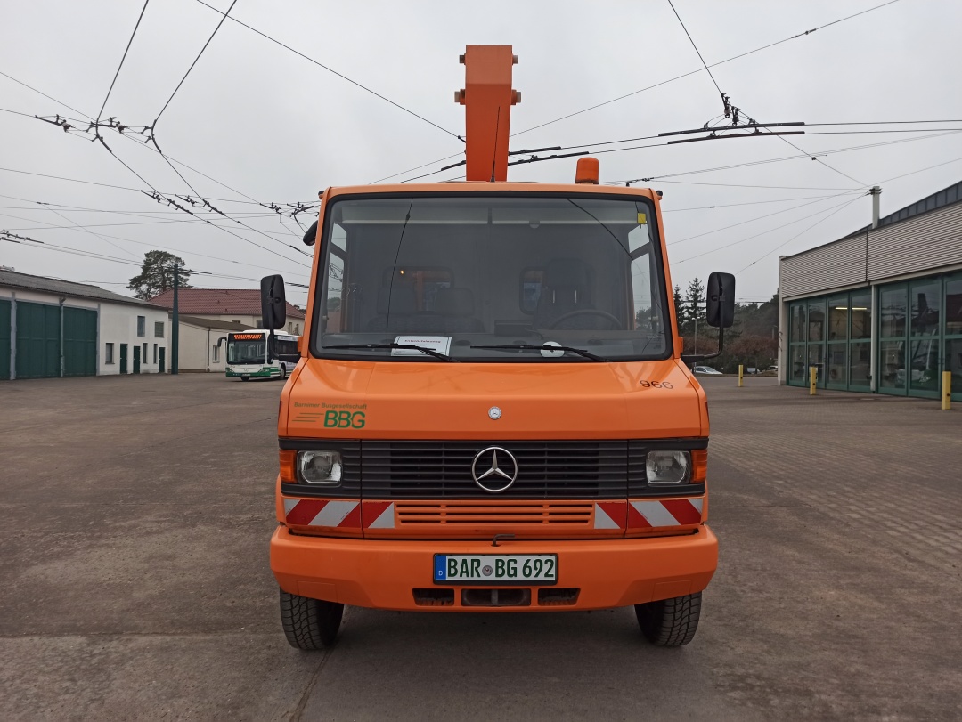 Hubarbeitsbühne vom deutschen Typ RUTHMANN STEIGER® K 105 auf einem geschlossenen Kastenwagen des deutschen Typs MB 711 D-KA auf dem Betriebshof Eberswalde/Nordend